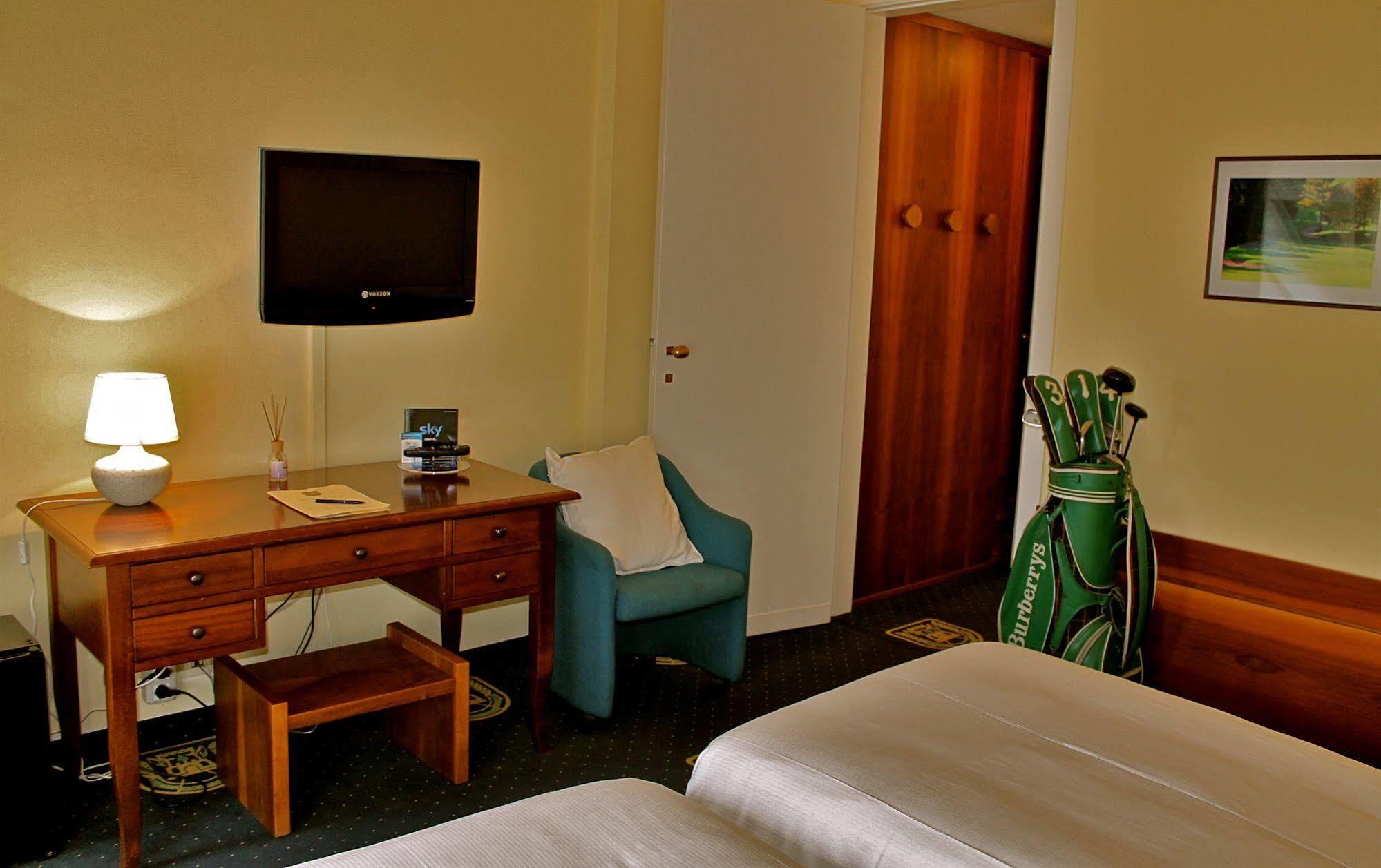 Golf Hotel La Pinetina Апиано Джентиле Екстериор снимка